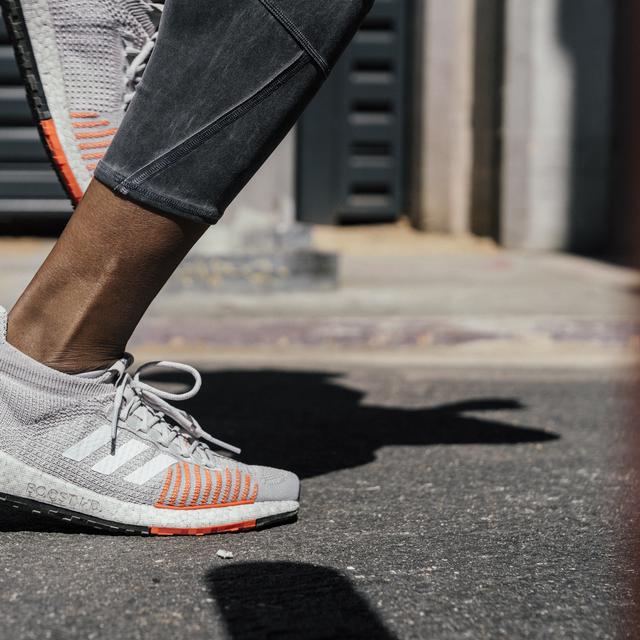 Sepatu Running Perkotaan Kolaborasi Adidas Dan Pelari Urban Di 3 Negara Fashion Fimela Com