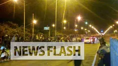 Kepolisian Resor Pelabuhan Tanjung Perak membubarkan kelompok suporter sepak bola yang beraksi di depan gerbang Jembatan Surabaya-Madura (Suramadu). Polisi menindak mereka menyusul adanya sweeping atau razia terhadap kendaraan berpelat N atau asal Ma...