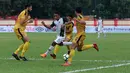 Pemain PS Tira, Pandi Lestaluhu (tengah) berusaha melewati kepungan pemain Bhayangkara FC pada lanjutan Liga 1 2018 di Stadion PTIK, Jakarta, Jumat (4/5/2018). Bhayangkara bermain imbang 1-1 dengan PS Tira. (Bola.com/Nick Hanoatubun)