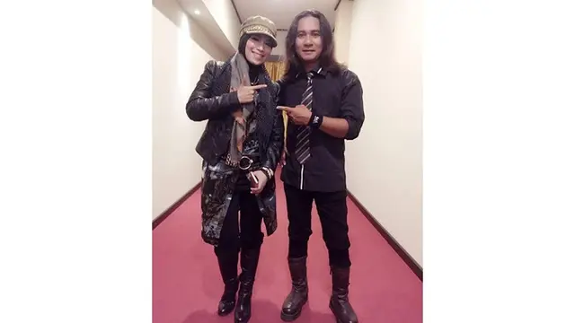 7 Gaya Hijab Inka Christie, Lady Rocker yang Memesona