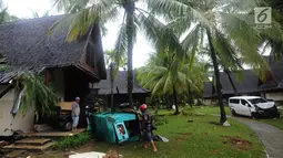 Mobil dan genset terseret pasca gelombang Tsunami Anyer di Tanjung Lesung Beach Resort, Pandeglang, Banten (23/12). BNPB mencatat hingga Minggu, pukul 16.00 WIB 222 orang meninggal dunia, 843 luka-luka dan 28 orang hilang. (merdeka.com/Arie Basuki)