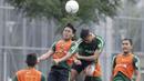 Pemain Timnas Indonesia U-22, Nurhidayat, duel udara dengan Andi Setyo, saat latihan di Lapangan ABC Senayan, Selasa (5/2). Nurhidayat merupakan palang pintu andalan yang siap menjaga pertahanan Timnas Indonesia U-22. (Bola.com/M Iqbal Ichsan)