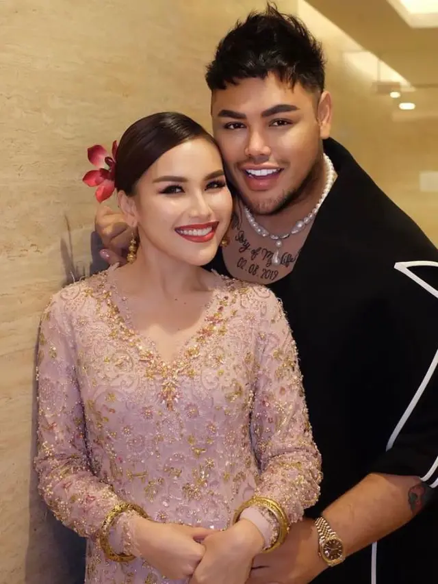 8 Pesona Cantik Ayu Ting Ting Pakai Baju Kurung Melayu, Banjir Pujian Warganet