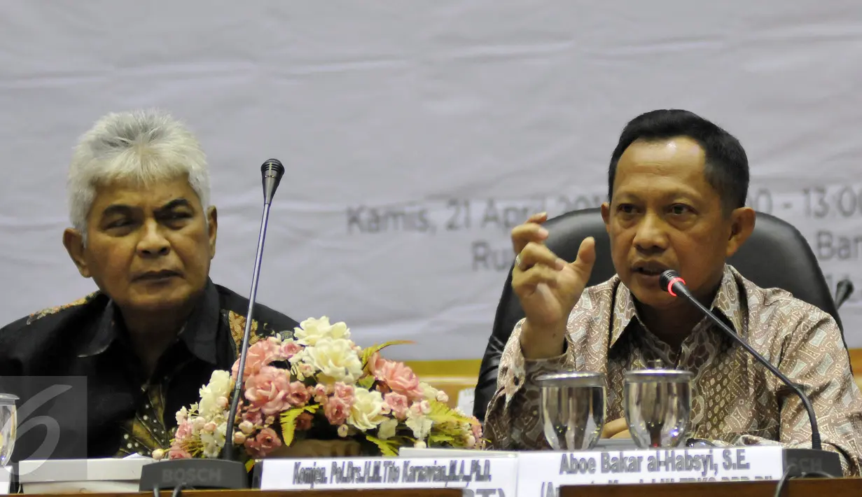 Perwakilan Kemenristekdikti Asep Supanda (kiri) dan  Kepala BNPT Komjen Pol Tito Karnavian dalam diskusi PKS yang membahas Radikalisasi dan Terorisme dalam Perspektif NKRI, di Kompleks Parlemen, Senayan, Jakarta, Kamis (21/4). (Liputan6.com/Johan Tallo)