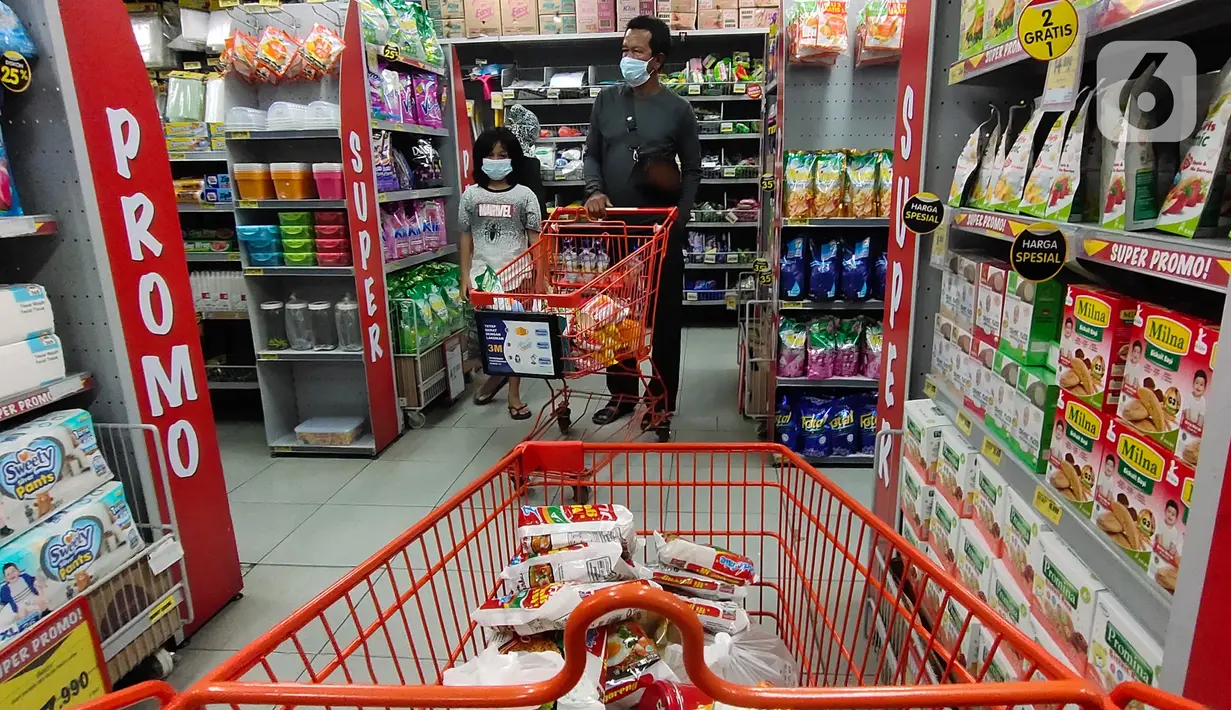 Pengunjung berbelanja di pusar perbelanjan di Tangerang, Minggu (13/12).Asosiasi Pengusaha Ritel Indonesia (Aprindo) memproyeksikan, sektor industri ritel bisa kembali pulih dalam 2 tahun-3 tahun ke depan. (Liputan6.com/Angga Yuniar)