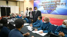 Dirut Bank BTN Haru Koesmahargyo didampingi Human Capital Division Head Abdul Firman dan Corporate Secretary Ari Kurniaman meninjau pelaksanaan Vaksinasi Gotong Royong bagi pegawai dan keluarga pegawai se-Jabodetabek di Kantor Pusat Bank BTN, Jakarta, Senin (07/06/2021). (Liputan6.com/HO/BTN)