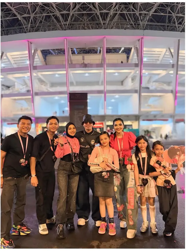 9 Potret Gaya Artis Nonton Konser BLACKPINK 'DEADLINE' di Jakarta, Diguyur Hujan