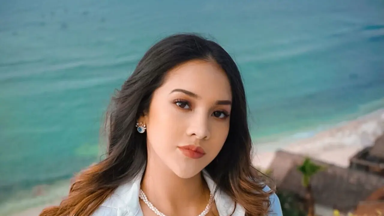 FOTO: Gaya Anya Geraldine Pakai Baju Putih, Tampil Memesona