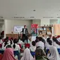 David O'Shea, penulis buku anak asal Australia yang berdongeng di Australian Reading Corner, Perpustakaan Jakarta. (Liputan6/Therresia Maria Magdalena Morais)