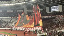Tifo Milanisti Indonesia saat Chelsea vs AC Milan di Stadion Utama Gelora Bung Karno (SUGBK) Senayan, Jakarta, Sabtu (8/8/2026). (Bola.com/Muhammad Adi Yaksa)