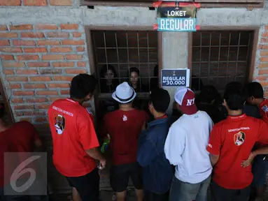 Sejumlah suporter mengantri di depan loket tiket di Stadion I Wayan Dipta, Gianyar, Bali, Minggu (30/8/2015). Jelang pembukaan turnamen Piala Presiden 2015, ribuan suporter menyerbu stadion Dipta, Gianyar, Bali. (Liputan6.com/Helmi Fithriansyah) 