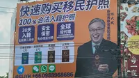 Sebuah papan reklame yang mengiklankan layanan pengajuan paspor dan kewarganegaraan multinasional dalam bahasa Mandarin. (Foto: akun Facebook Pai Charudul)