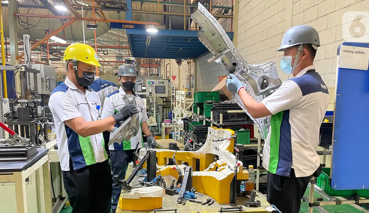 Pekerja memeriksa produk dan kualitas komponen otomotif di pabrik PT Dharma Polimetal (Dharma Group), kawasan Delta Silicon, Cikarang, Jawa Barat. Perusahaan manufaktur Triputra Group menargetkan penjualan hingga 38.81 % atau senilai Rp 3,08 triliun pada 2021. (Liputan6.com/HO/Dharma)