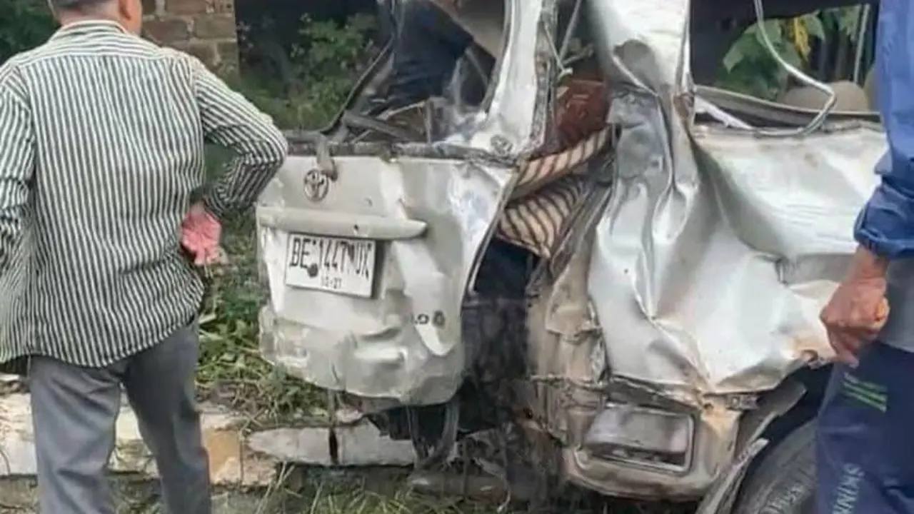 Kondisi mobil Kijang Innova ringsek parah usai tertabrak KA Kuala Stabas. Foto : (Istimewa).