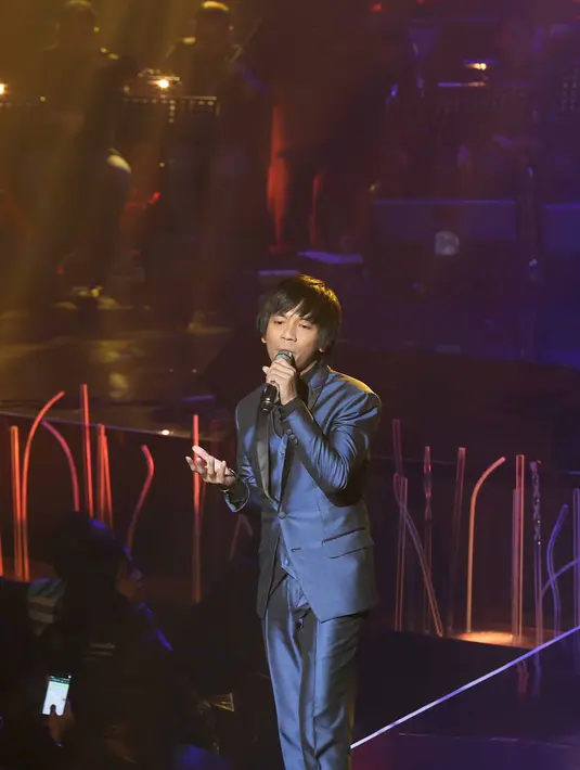 Rian dan mama Ina berduet menyanyikan lagu yang berjudul Kisah Insani. Versi asli lagu ini dinyanyikan Vina bersama dengan mendiang Chrisye. Rian merasa semua ini seperti mimpi yang menjadi nyata. (Nurwahyunan/Bintang.com)