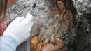 Lukisan "Leda and the Swan" ditemukan di reruntuhan kota kuno Pompeii, Italia 19 November 2018. Kondisi cat lukisan itu tetap baik meskipun terkubur di bawah abu letusan Vesuvius tahun 79 (CESARE ABBATE/PRESS OFFICE OF THE POMPEII ARCHAEOLOGICAL PARK/AFP)