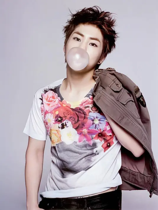 Kabarnya Xiumin EXO menghabiskan Rp 7 juta untuk membeli merchandise resmi PyeongChang Winter Olympics 2018. (Foto: allkpop.com)