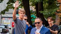 Charles De Ketelaere melambaikan tangan saat tiba untuk melakukan pemeriksaan medis di Milan, Italia, Selasa (2/8/2022). AC Milan merekrut playmaker muda berbakat Charles De Ketelaere dari Club Brugge. (LaPresse via AP)