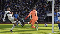 Pemain Timnas Portugal, Cristiano Ronaldo (kiri), menendang bola ke gawang Timnas Islandia yang membuahkan gol dalam pertandingan lanjutan grup J Kualifikasi Euro 2024 yang berlangsung di Laugardalsvollur, Reykjavik, Rabu (21/6/2023) dini hari WIB. Ini merupakan gol ke-123 Ronaldo bersama Portugal. (AFP/Halldor Kolbeins)