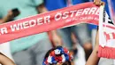 Fans cantik Islandia mengangkat syal timnya tandan dukungan saat laga Islandia vs Austria pada grup F Euro Cup 2016 di Stadion Stade de France, Saint-Denis, Kamis (23/6/2016) dini hari WIB. (AFP/Franck Fife)