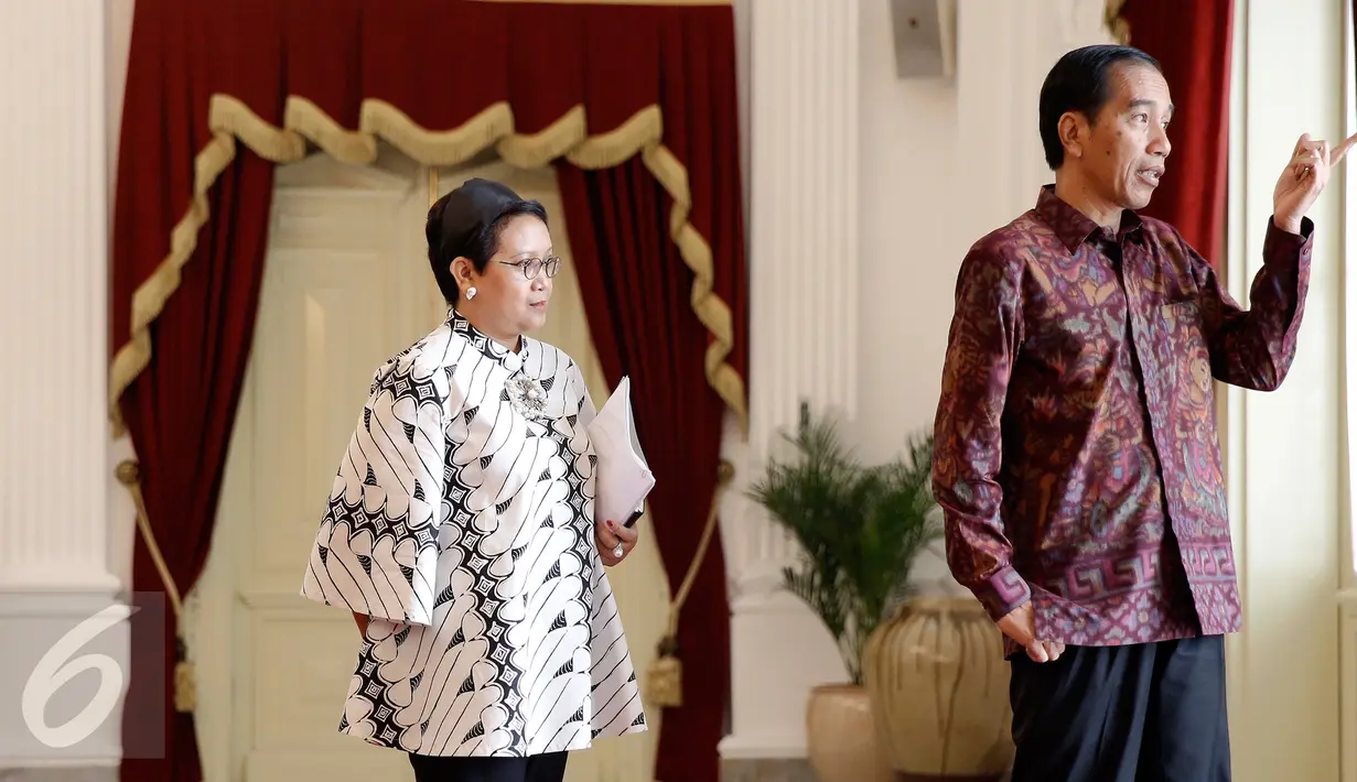 Presiden Jokowi (kanan) bersama Menlu Retno Marsudi bersiap menyambut kedatangan Putri Astrid dari Kerajaan Belgia di Istana Merdeka, Jakarta, Selasa (15/3). Jokowi bersama Putri Belgia melakukan pertemuan tertutup. (Liputan6.com/Faizal Fanani)