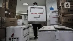 Aktivitas bongkar muat dus berisi vaksin COVID-19 produksi Sinovac saat pendistribusian ke puskesmas di Gedung Dinas Kesehatan DKI Jakarta, Rabu (13/1/2021). Dinas Kesehatan DKI Jakarta mulai mendistribusikan vaksin COVID-19 ke seluruh puskesmas di Ibu Kota. (merdeka.com/Iqbal S. Nugroho)