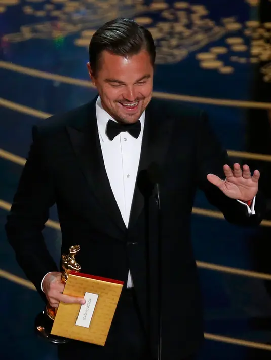 Senyum semringah Leonardo DiCaprio saat menyapa penonton saat meraih piala oscar untuk film "The Revenant" di 88 Academy Awards di Hollywood, California (28/2/2016). (REUTERS/Mario Anzuoni)