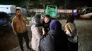 Untuk hari-hari pertama, pembukaan jalur perlintasan ini masih akan sangat terbatas, yakni masing-masing hanya 50 orang dari dan ke Gaza menuju Mesir. Tampak dalam foto, warga Palestina yang datang dari penyeberangan Rafah, Mesir, tiba di Rumah Sakit Nasser di Khan Yunis, Jalur Gaza selatan pada 2 Februari 2026. (Bashar Taleb/AFP)