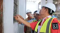 Kepala Kanwil Kemenkumham Riau Mhd Jahari Sitepu saat meninjau pembangunan Lapas Bagansiapiapi yang baru. (Liputan6.com/M Syukur)