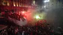 Ribuan penggemar bersorak saat bus yang membawa para pemain tim sepak bola AC Milan melakukan parade kemenangan Liga Italia di depan Katedral Gotik Milan, Milan, Italia, 23 Mei 2022. (AP Photo/Luca Bruno)