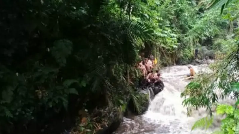 Peserta Susur Sungai Pramuka SMPN 1 Turi Diterjang Banjir Sungai Sempor Sleman