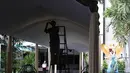 Pekerja menyelesaikan pembuatan tenda dan dekorasi Natal di Gereja Katedral, Jakarta, Kamis (20/12). Gereja Katedral menyambut perayaan Misa Natal dengan mendirikan tenda. (Liputan6.com/Immanuel Antonius)