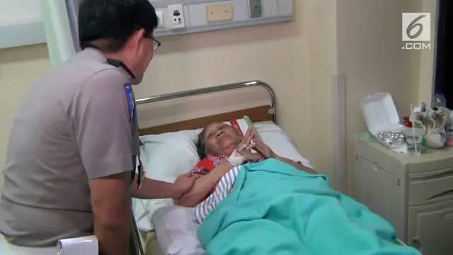 Kakorlantas Polri Irjen Royke Lumowa mengunjungi para korban kecelakaan bis maut, di Rumah Sakit Umum Tangerang Selatan.