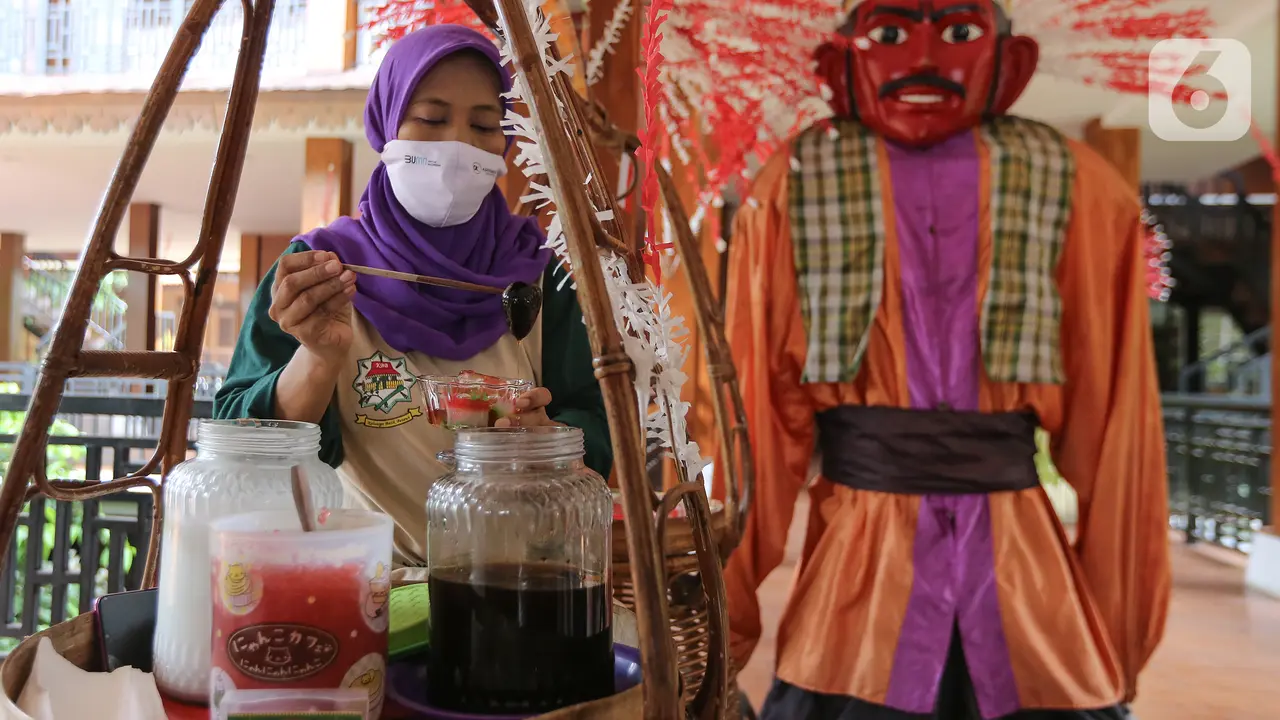 Geliat Pedagang Makanan di Kampung Budaya Betawi