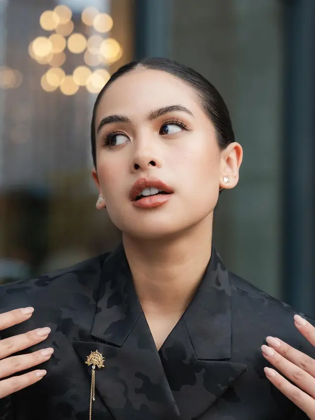 Maudy Ayunda Pakai Hanbok Batik