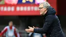 Pelatih Lyon, Laurent Blanc memberi instruksi dari pinggir lapangan saat menghadapi Stade Brestois 29 pada laga Ligue 1 2022/2023 di Francis Le Ble stadium, Brest (28/12/2022). Lyon menjadi klub keempat yang dilatih oleh Laurent Blanc setelah sebelumnya pernah membesut Bordeaux, Timnas Prancis, PSG, dan Al Rayyan. Ia mulai menangani Lyon sejak 9 Oktober 2022. (AFP/Damien Meyer)