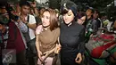 Pedangdut Ayu Ting Ting dan Julia Perez (Jupe) saat akan masuk ke gedung Direskrimsus Polda Metro Jaya, Jakarta, Senin (21/3). Keduanya diperiksa sebagai saksi dugaan pelecehan lambang negara yang dilakukan Zaskia Gotik (Liputan6.com/Immanuel Antonius)