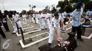 Sejumlah anggota TNI menaburkan bunga di Taman Makam Pahlawan Kusumanegara,Yogyakarta, Rabu (28/9). Acara ziarah ini adalah bagian dari rangkaian peringatan HUT TNI ke-71. (Liputan6.com/ Boy Harjanto)