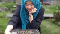 Shanty Widhiyanti saat berziarah ke makam suaminya, Sys NS (Instagram/@shantysys)