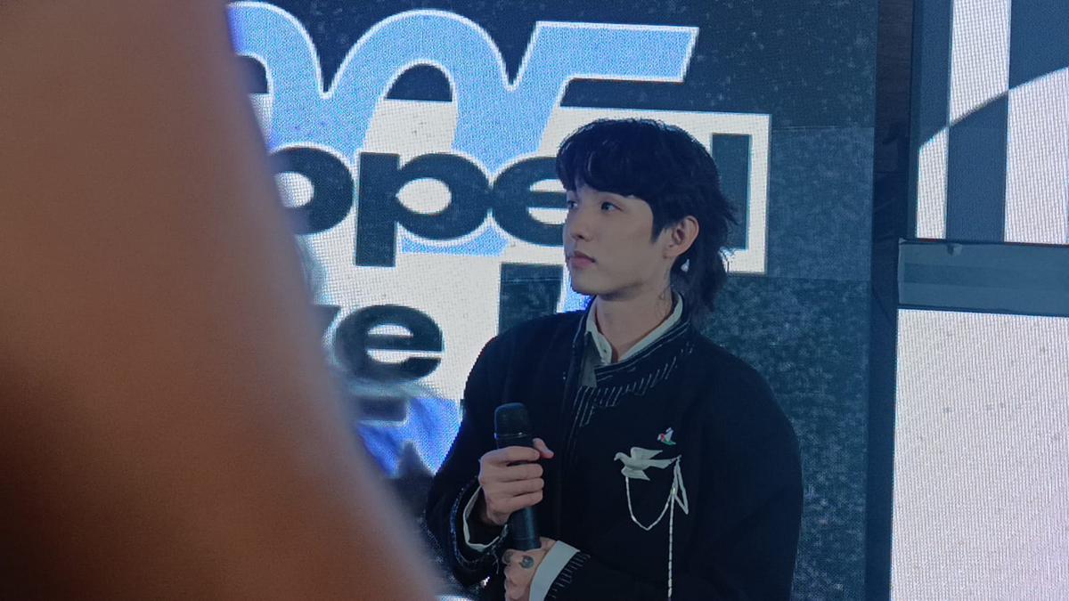 Eaj Curi Perhatian di Spotify Wrapped Indonesia 2025, Pakai Pin Nuansa Palestina Bentuk Solidaritas