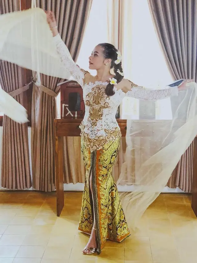 10 Ide Style Elegan Pakai Kebaya dan Rok Lilit ala Artis, Shenina Cinnamon-Prilly Latuconsina