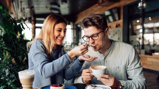 couple oktober cinta yang sangat tulus