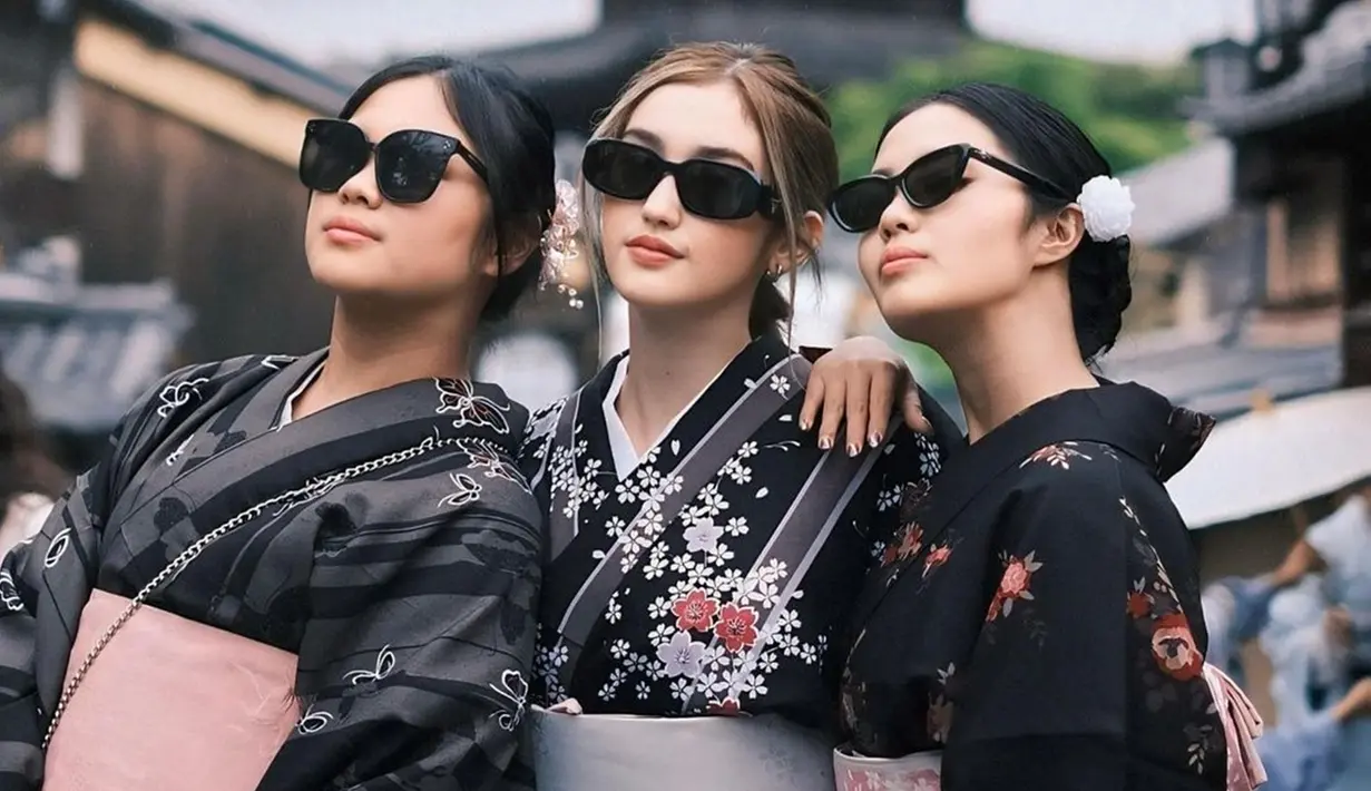Selain bersama Rayn Wijaya, Ranty juga mengunggah potret liburannya di Jepang bereng dua adiknya. Ia membagikan foto ini sebagai memori yang tak terlupakan di Negeri Sakura. Ketiganya tampil kompak memakai kimono dengan warna dasar hitam. Pesona kakak beradik ini pun dipuji menawan. (Liputan6.com/IG/@rantymaria)