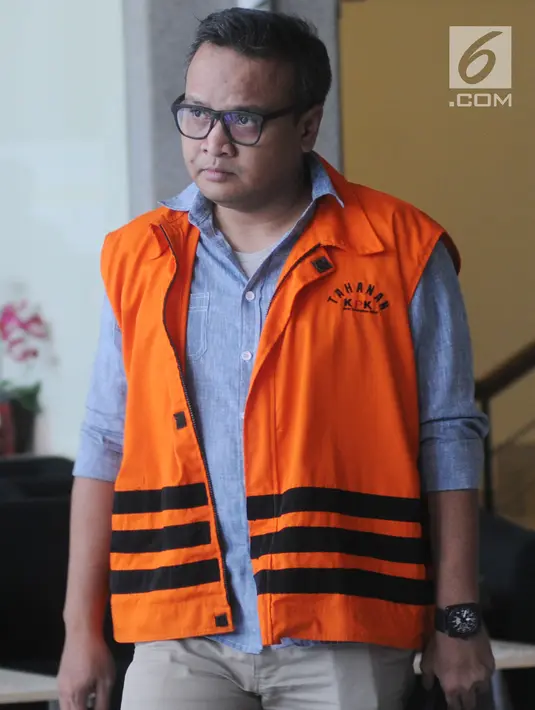 Mantan Direktur PT Murakabi Sejahtera, Irvanto Hendra Pambudi berjalan keluar gedung KPK seusai pemeriksaan, Jakarta, Selasa (10/4). Keponakan Setya Novanto itu diperiksa untuk melengkapi berkas kasus korupsi proyek E-KTP. (Merdeka.com/Dwi Narwoko)