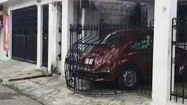 6 Pagar Rumah Nyeleneh demi Mobil Bisa Masuk Ini Kocak, Garasi Terlalu Kecil
