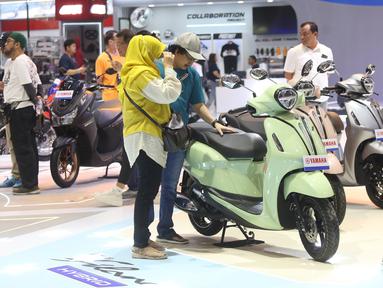 Suasana salah satu stand pada pameran Indonesia Motorcycle Show (IMOS) 2025 di Indonesia Convention Exhibition (ICE) BSD, Serpong, Kabupaten Tangerang, Banten, Jumat (26/9/2025). (merdeka.com/Arie Basuki)
