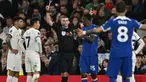 Tottenham Hotspur akhirnya merasakan kekalahan pertamanya di Liga Inggris 2023/2024 setelah secara tak terduga ditaklukkan Chelsea 1-4 pada laga lanjutan pekan ke-11 di Tottenham Hotspur Stadium, London, Selasa (7/11/2023) dini hari WIB. Empat gol Chelsea dicetak lewat hattrick Nicholas Jackson dan satu gol dari Cole Palmer, sementara satu-satunya gol Spurs dihasilkan Dejan Kulusevski. Bukan tanpa alasan Spurs takluk dalam laga tersebut. Dua pemainnya, Cristian Romero dan Destiny Udogie harus menerima kartu merah dalam laga yang juga diwarnai dianulirnya 5 gol setelah ditinjau VAR. (AFP/Glyn Kirk)
