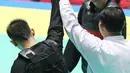 Pesilat Indonesia, Iqbal Candra Pratama usai bertarung melawan Pesilat Thailand, Porntep Poolkaew di Arena Pendopo Pencak Silat TMII, Jakarta, Kamis (23/8). Pesilat Iqbal unggul dengan skor 5-0 dan berhasil masuk ke 8 besar. (Liputan6.com/Fery Pradolo)