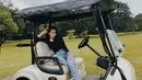 Sandrinna Michelle, pemeran Wulan di sinetron Dari Jendela SMP memang gayanya selalu curi perhatian. Seperti saat ia tampil kece saat menaiki mobil golf. Dengan pakaian warna hitam, Sandrinna terlihat cantik memesona. (Liputan6.com/IG/@sandrinna_11)