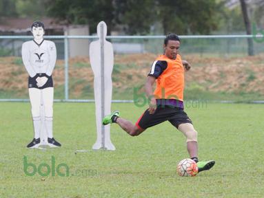 Rohit Chand melakukan tendangan penalti saat latihan di bawah pengawasan Rahmad Darmawan di Lapangan Gong Badak, Kuala Terengganu, Malaysia, Selasa (26/01/2016). (Bola.com/Nicklas Hanoatubun)